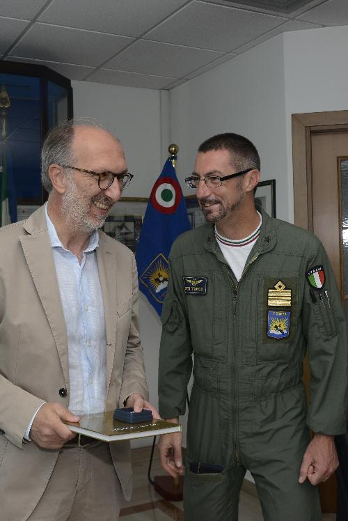 Il vicepresidente della Regione, Riccardo Riccardi, in compagnia del comandante del 2° Stormo, colonnello Edi Turco, durante la visita all'aeroporto militare di Rivolto, sede della Pattuglia acrobatica nazionale.
